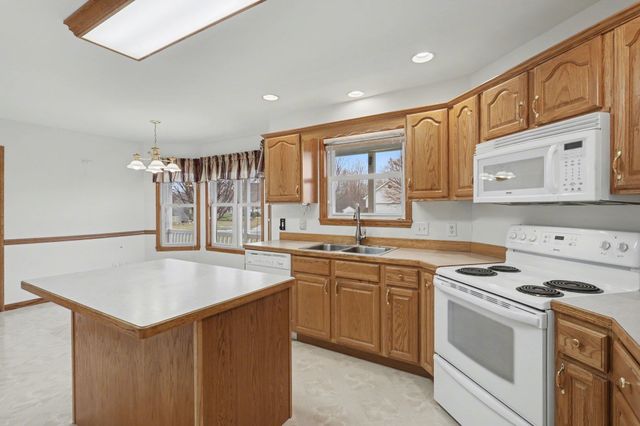 4167 W Crossings Road, Saginaw, MI 48603