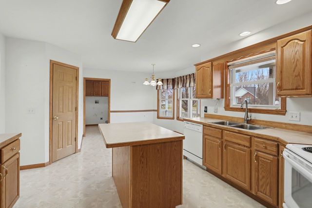 4167 W Crossings Road, Saginaw, MI 48603