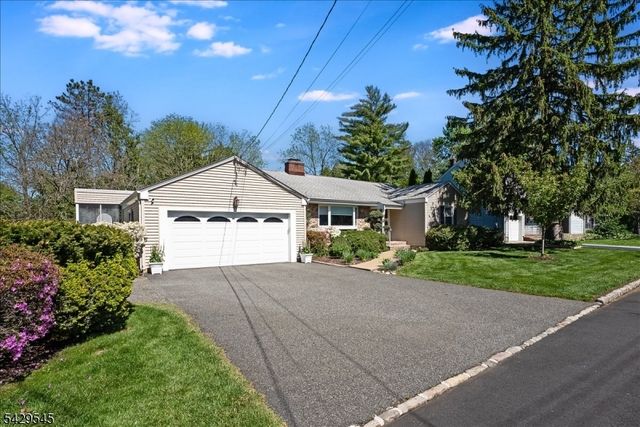 16 Brook Dr North, Morris Plains Boro, NJ 07950