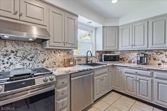 16 Brook Dr North, Morris Plains Boro, NJ 07950