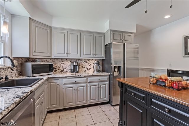 16 Brook Dr North, Morris Plains Boro, NJ 07950