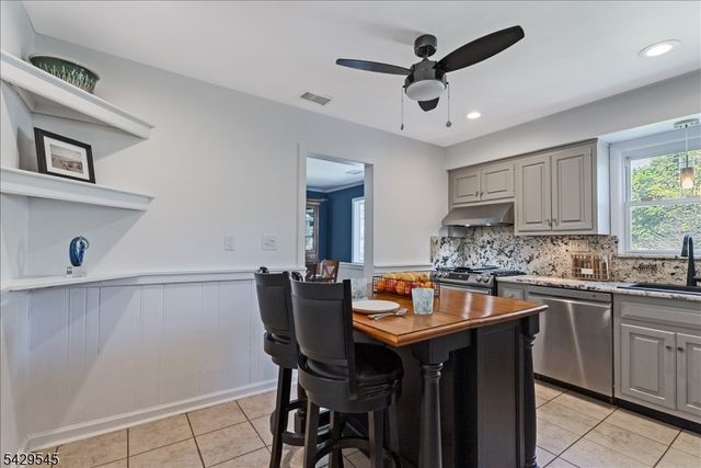 16 Brook Dr North, Morris Plains Boro, NJ 07950