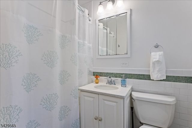 16 Brook Dr North, Morris Plains Boro, NJ 07950