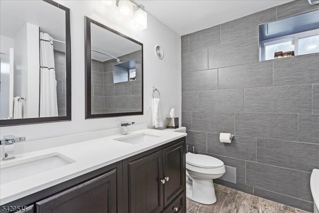 16 Brook Dr North, Morris Plains Boro, NJ 07950