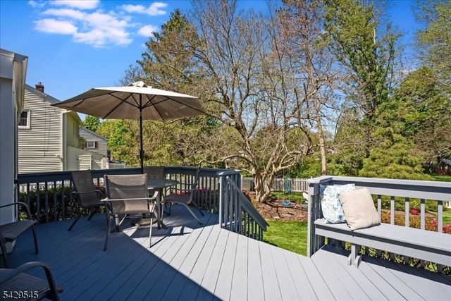 16 Brook Dr North, Morris Plains Boro, NJ 07950