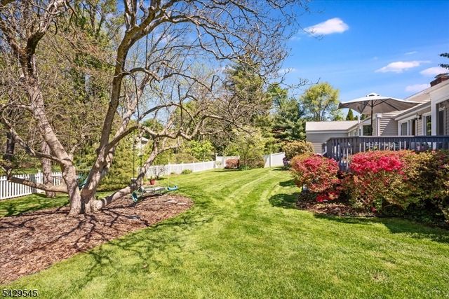 16 Brook Dr North, Morris Plains Boro, NJ 07950