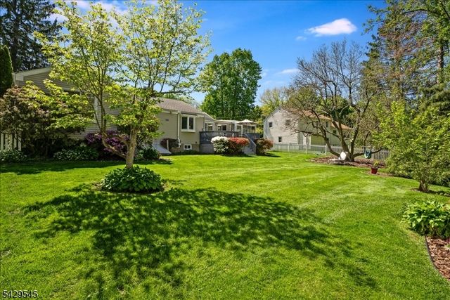 16 Brook Dr North, Morris Plains Boro, NJ 07950