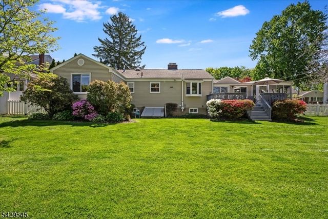 16 Brook Dr North, Morris Plains Boro, NJ 07950