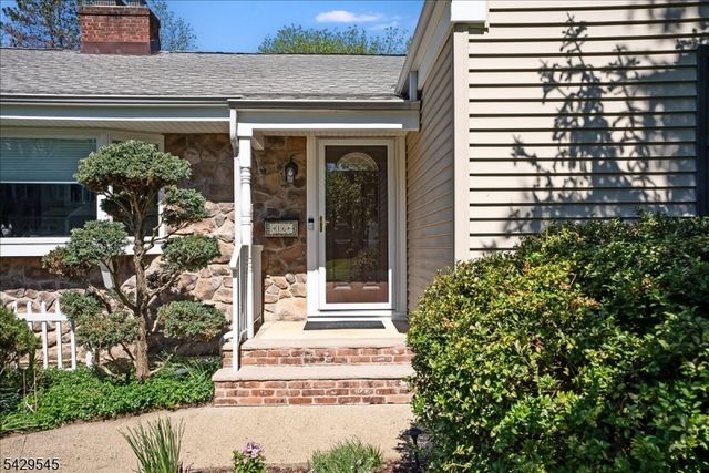 16 Brook Dr North, Morris Plains Boro, NJ 07950