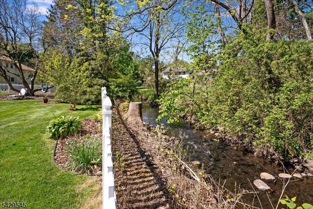 16 Brook Dr North, Morris Plains Boro, NJ 07950