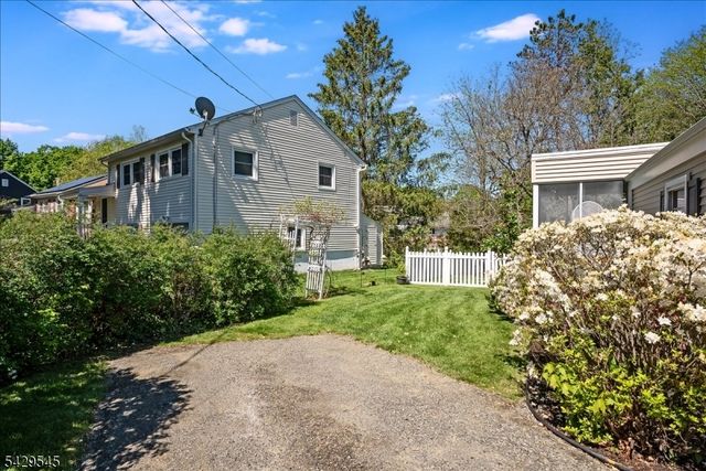 16 Brook Dr North, Morris Plains Boro, NJ 07950