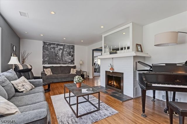 16 Brook Dr North, Morris Plains Boro, NJ 07950