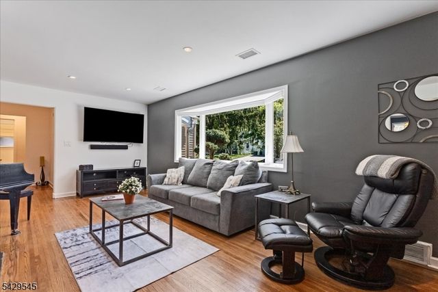 16 Brook Dr North, Morris Plains Boro, NJ 07950