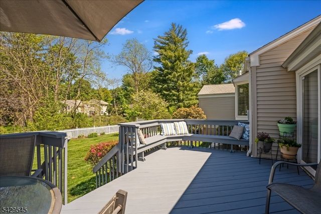 16 Brook Dr North, Morris Plains Boro, NJ 07950