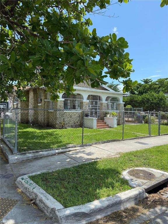 1269 NW 4th St, Miami, FL 33125