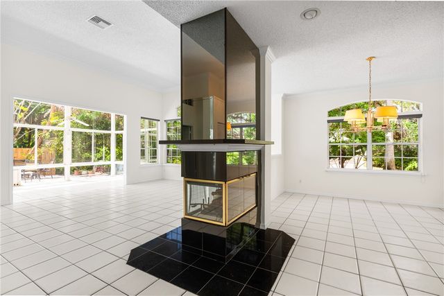 8861 Lakeside Circle, Vero Beach, FL 32963