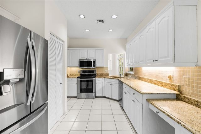 8861 Lakeside Circle, Vero Beach, FL 32963