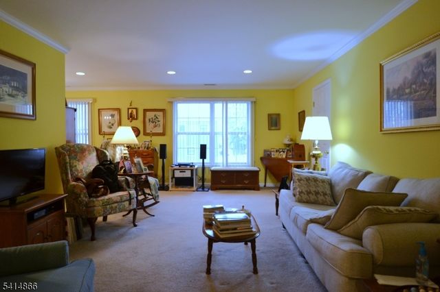 4 Chanda Ct, Clifton City, NJ 07012