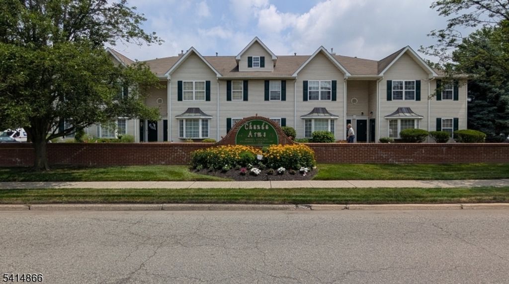 4 Chanda Ct, Clifton City, NJ 07012