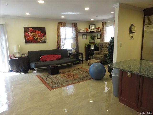 36 Greenridge Avenue 110, White Plains, NY 10605