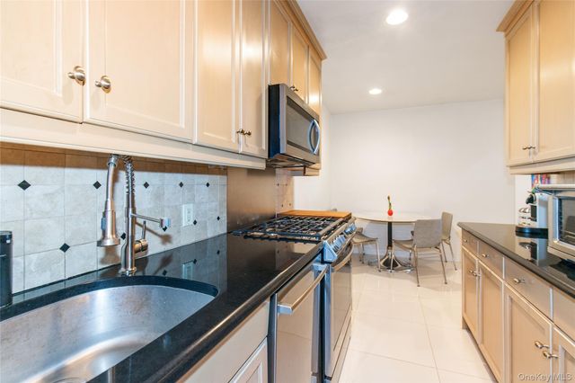 90 SCHENCK Avenue 3P, Great Neck, NY 11021