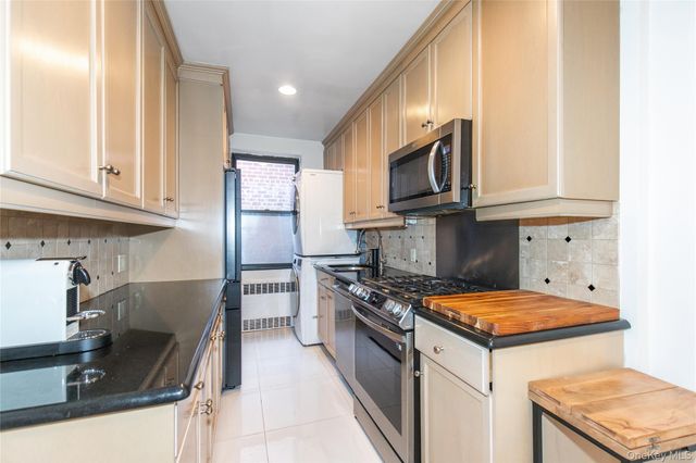 90 SCHENCK Avenue 3P, Great Neck, NY 11021