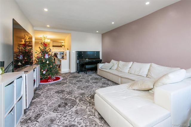 90 SCHENCK Avenue 3P, Great Neck, NY 11021