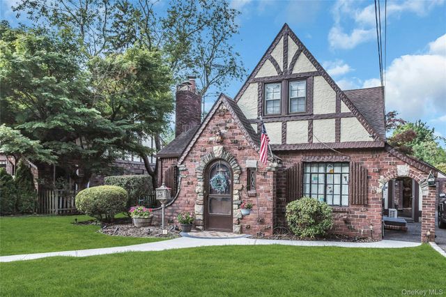 20 Voorhees Place, Malverne, NY 11565
