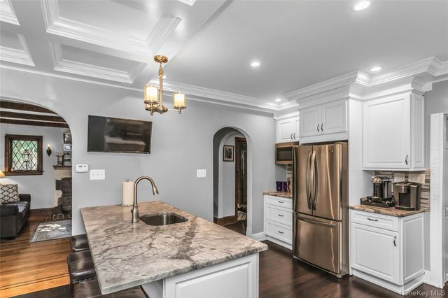 20 Voorhees Place, Malverne, NY 11565