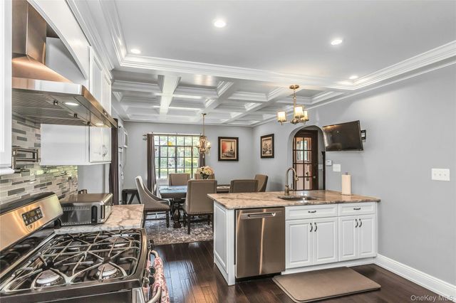 20 Voorhees Place, Malverne, NY 11565