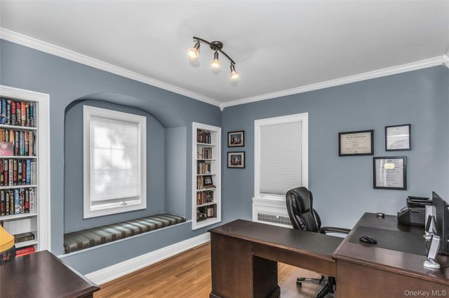 20 Voorhees Place, Malverne, NY 11565