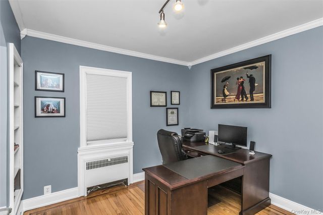 20 Voorhees Place, Malverne, NY 11565