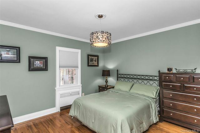 20 Voorhees Place, Malverne, NY 11565