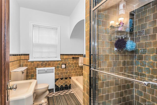 20 Voorhees Place, Malverne, NY 11565