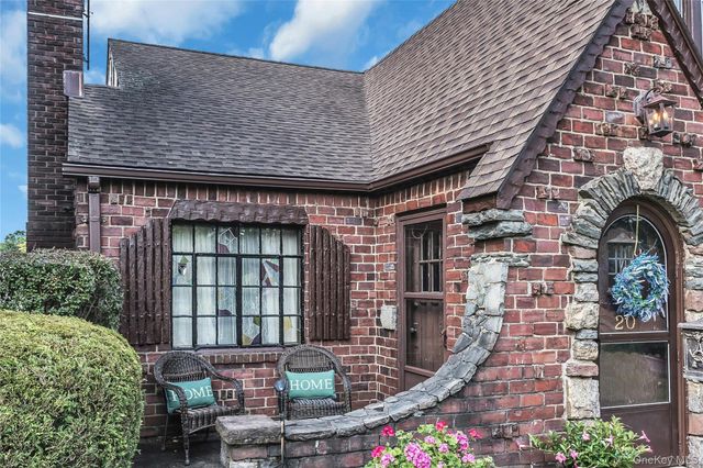 20 Voorhees Place, Malverne, NY 11565