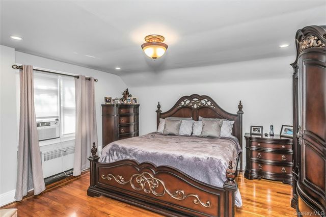 20 Voorhees Place, Malverne, NY 11565