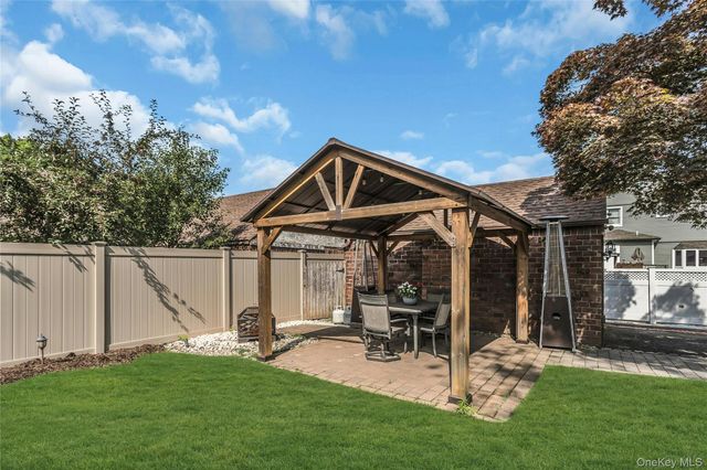 20 Voorhees Place, Malverne, NY 11565
