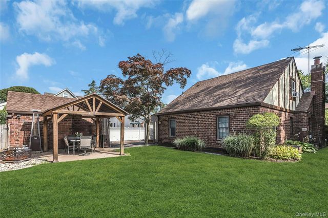 20 Voorhees Place, Malverne, NY 11565