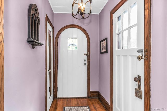 20 Voorhees Place, Malverne, NY 11565