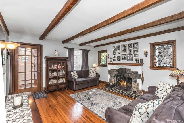 20 Voorhees Place, Malverne, NY 11565