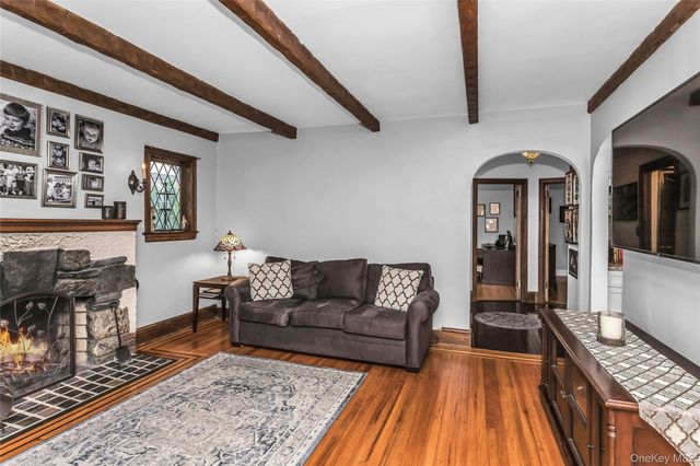 20 Voorhees Place, Malverne, NY 11565