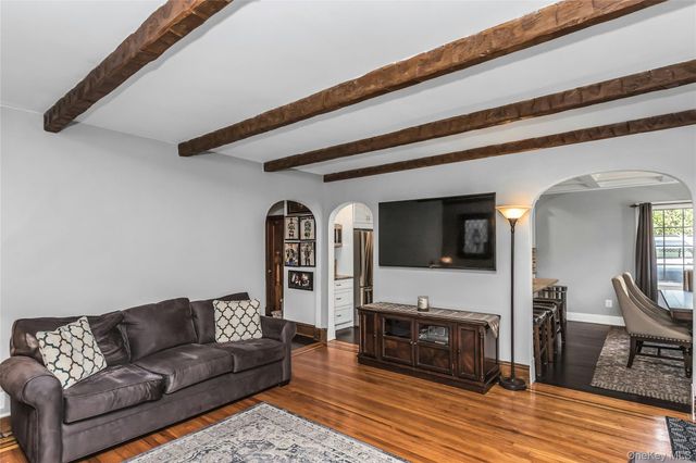 20 Voorhees Place, Malverne, NY 11565