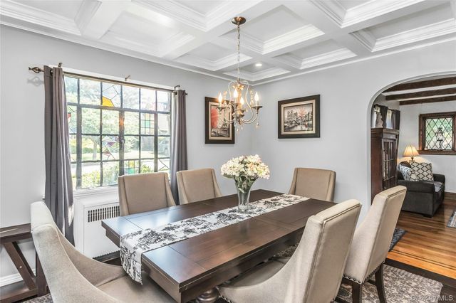 20 Voorhees Place, Malverne, NY 11565