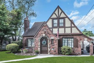 20 Voorhees Place, Malverne, NY 11565