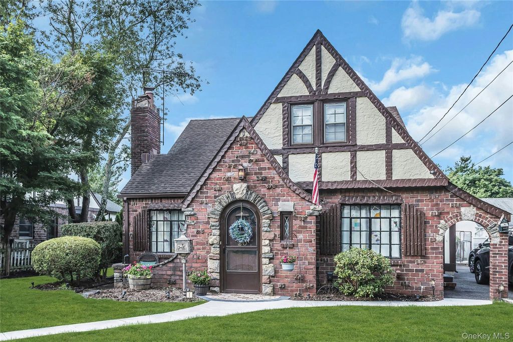 20 Voorhees Place, Malverne, NY 11565