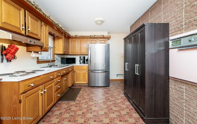 7805 Cedar Brook Dr, Louisville, KY 40219