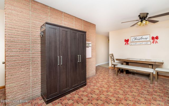 7805 Cedar Brook Dr, Louisville, KY 40219