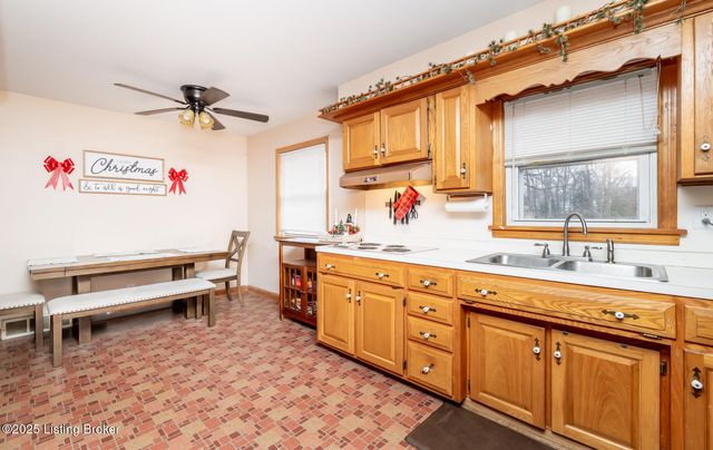 7805 Cedar Brook Dr, Louisville, KY 40219