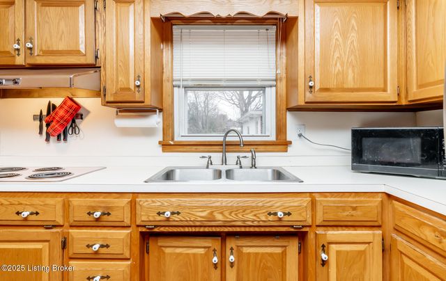 7805 Cedar Brook Dr, Louisville, KY 40219