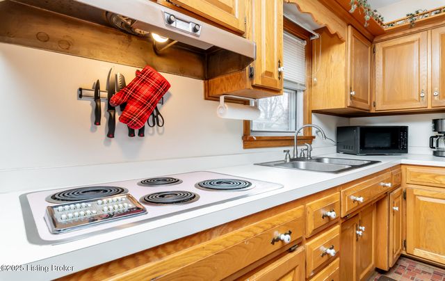 7805 Cedar Brook Dr, Louisville, KY 40219